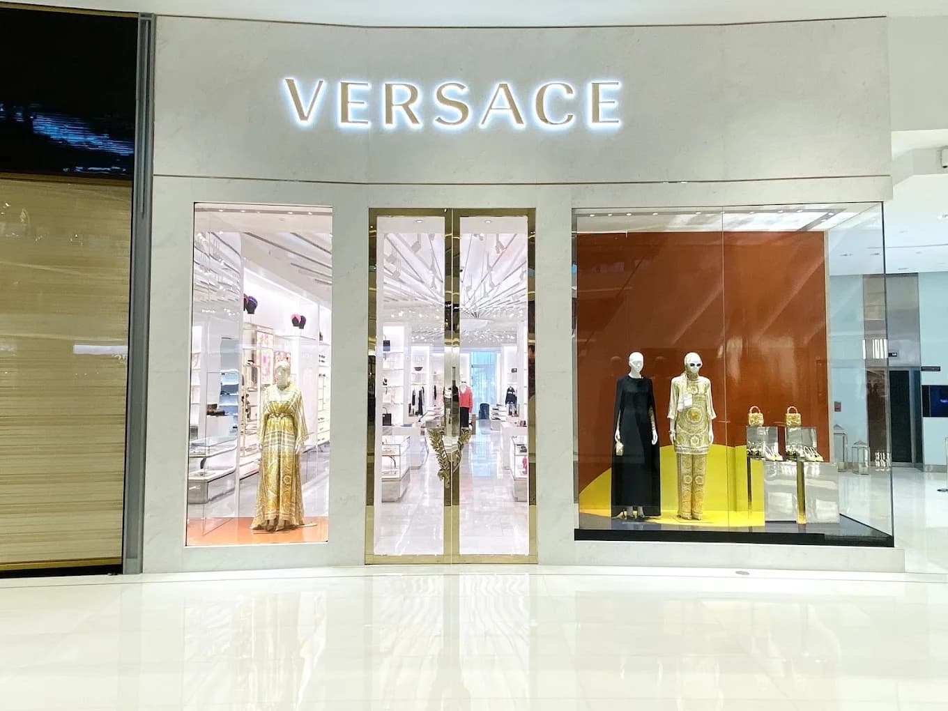 Versace. Elevating CX through Mystery Shopping Audits.